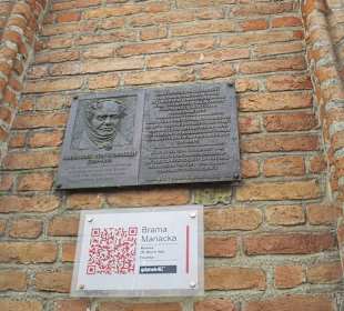 Początek ulicy - brama Mariacka