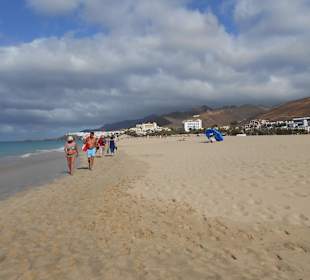 Strand mit Morro Jable im Hintergrund