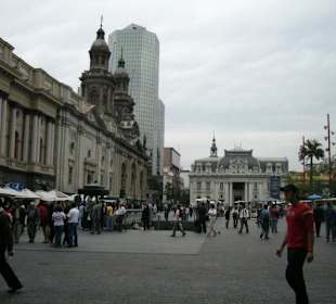 На Пласа де Армас в Сантьяго.