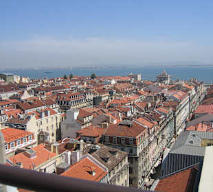 Blick über Lissabon zum Tejo