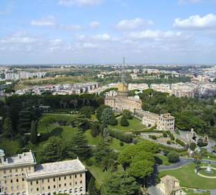 Blick vom Petersdom auf  Rom