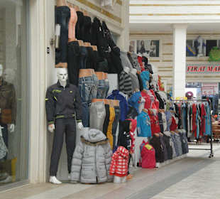 Meter hoch werden die Textilien gestapelt