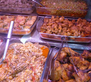 In der Markthalle: es darf gegessen werden