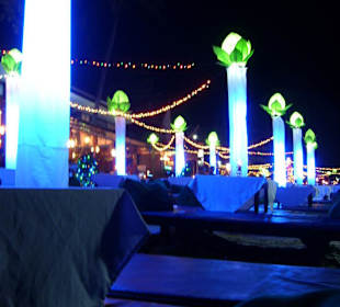 ARK Bar, rechts vom Amari 