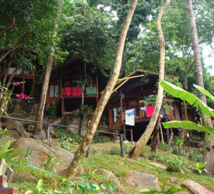 Einzelne Bungalows im Maney Resort