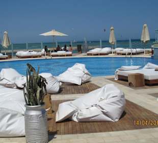 EIn Restaurant mit Pool