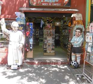 Hier werden die Kunden vom Papst begrüßt