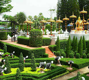 Garden mit Plastiktieren