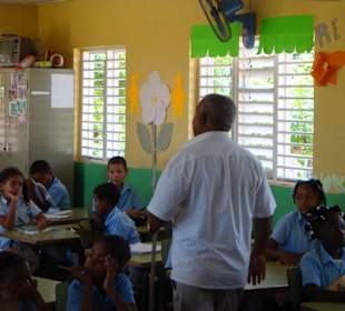 Klassenzimmer mit Lehrer