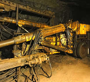 Alte Bohrmaschinen im Bergwerk