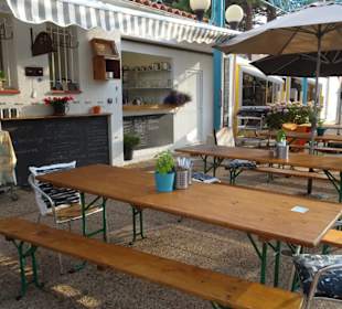 Tische vor dem "La Paëlla de la Mer"