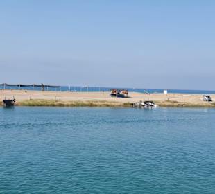 Vorne der Fluß und hinten das Meer.