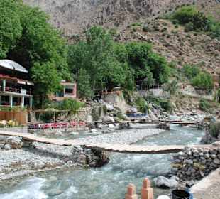 Brücke zum Aufstieg zum Wasserfall