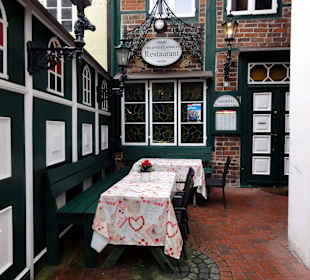 Tische vor dem Eingang