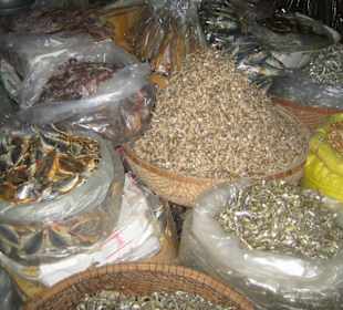 Verschiedene, getrocknete Fischsorten.