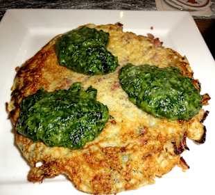 Pfannkuchen mit Zwiebeln und Spinat