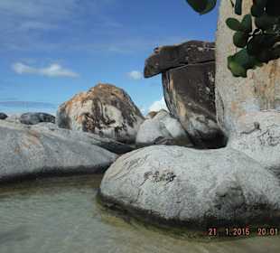 Hinter den Steinen kommt der Strand