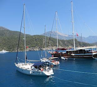 Jachten liegen vor Anker