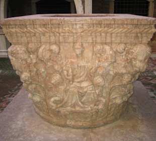 Marmorbrunnen im Hof