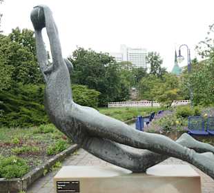 Der Torwart an der Elbuferpromenade