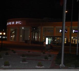Einkaufscenter gegenüber des Hotels