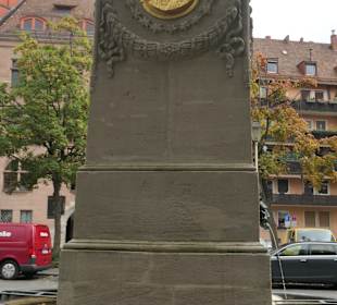 Dürer-Pirckheimer-Brunnen in Nürnberg am Maxplatz