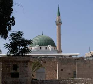 Im Hintergrund Moschee