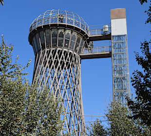Turm von der Straße aus gesehen
