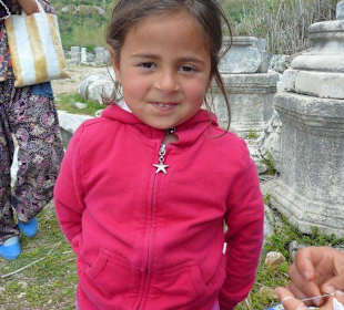 Kleines Mädchen in Perge;
