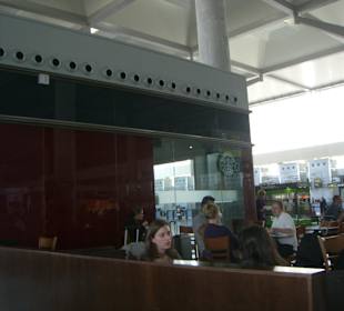 Star Ducks Cafe in der Abflughalle