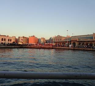 Blick auf den Hafen von der Fähre