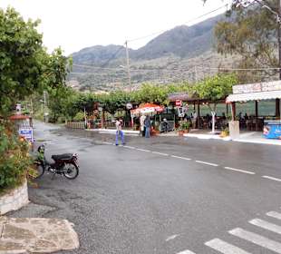 Weg zum See/Tavernen/Souveniers