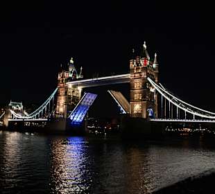Tower Bridge bei Nacht - geöffnet