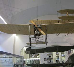 Erste Flugzeuge