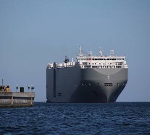 Contäinerschiff Einfahrt in den Hafen