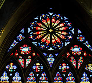 Die Kathedrale ist bekannt für ihre Bleiglasfenste
