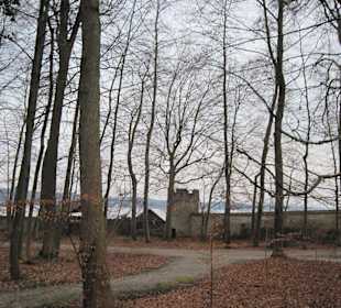 Alte Parkanlage mit kleinem Wehrturm