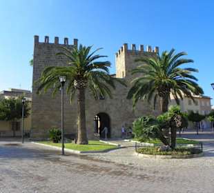 Alcudia - Vorplatz mit südlichem Altstadttor
