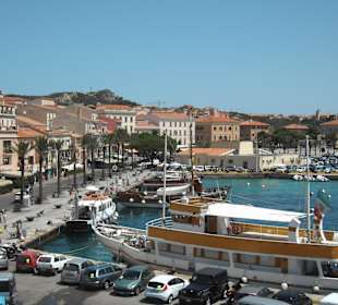 Hafen und Promenade von La Maddalena