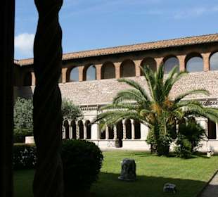 Blick aus dem Kreuzgang in den Innenhof