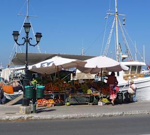 Obst, direkt vom Boot Hafenpromenade Aegina