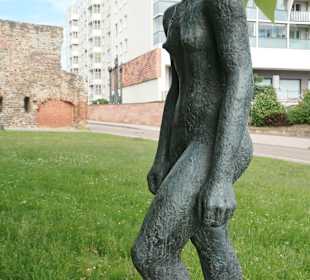 Die Schreitende 1976/80 links vom Kloster