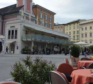 Im Hintergrund: Cafe Demel