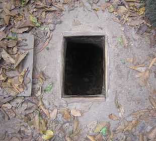 Einstieg in das Tunnelsystem von Cu Chi.