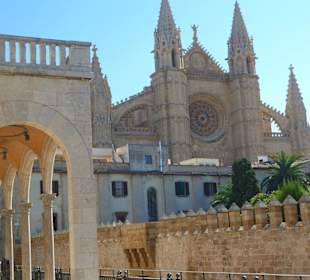 Blick von Palau de l´Almudaina zur Kathedrale