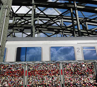 Zug hinter Schlössern