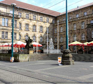Terrassenplätze vor dem Rathaus