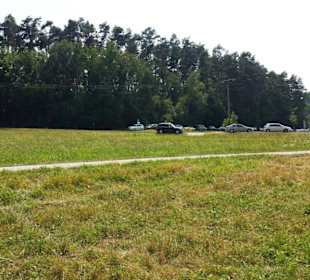 Parkplätze überall, hier Feldrand