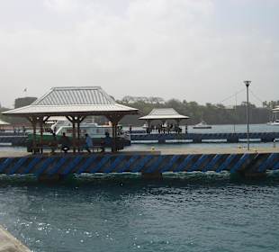 Warten auf das Wassertaxi