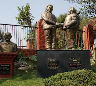 Statue von Hillary und Norgay im Park des Centers